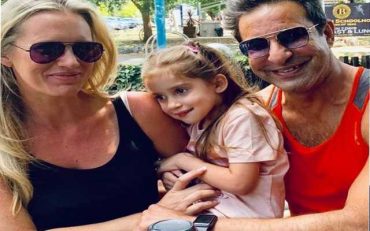 Wasim Akram Reunites With Daughter After Months Reviewit Pk