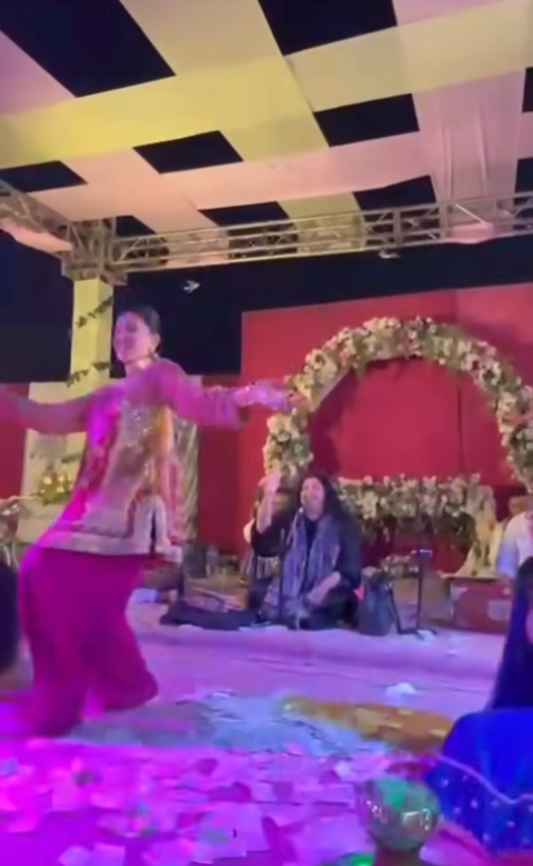 Iffat Omar S Dance In A Wedding Goes Viral Reviewit Pk