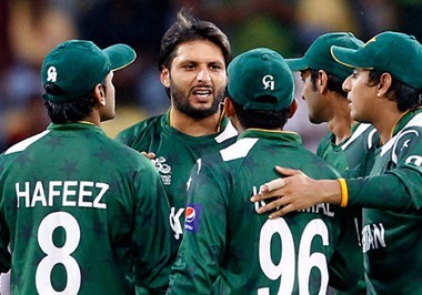 shahid-afridi-with-team