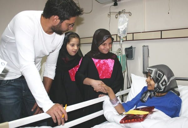 Shahid-Khan-Afridi-with-his-daughters-and-cricketer-Ahmed-Shehzad-sharing-smiles-with-cancer-patients-during-their-visit-to-Shaukat-Khanum-Memorial-Cancer-Hospital-and-Research-Centre.