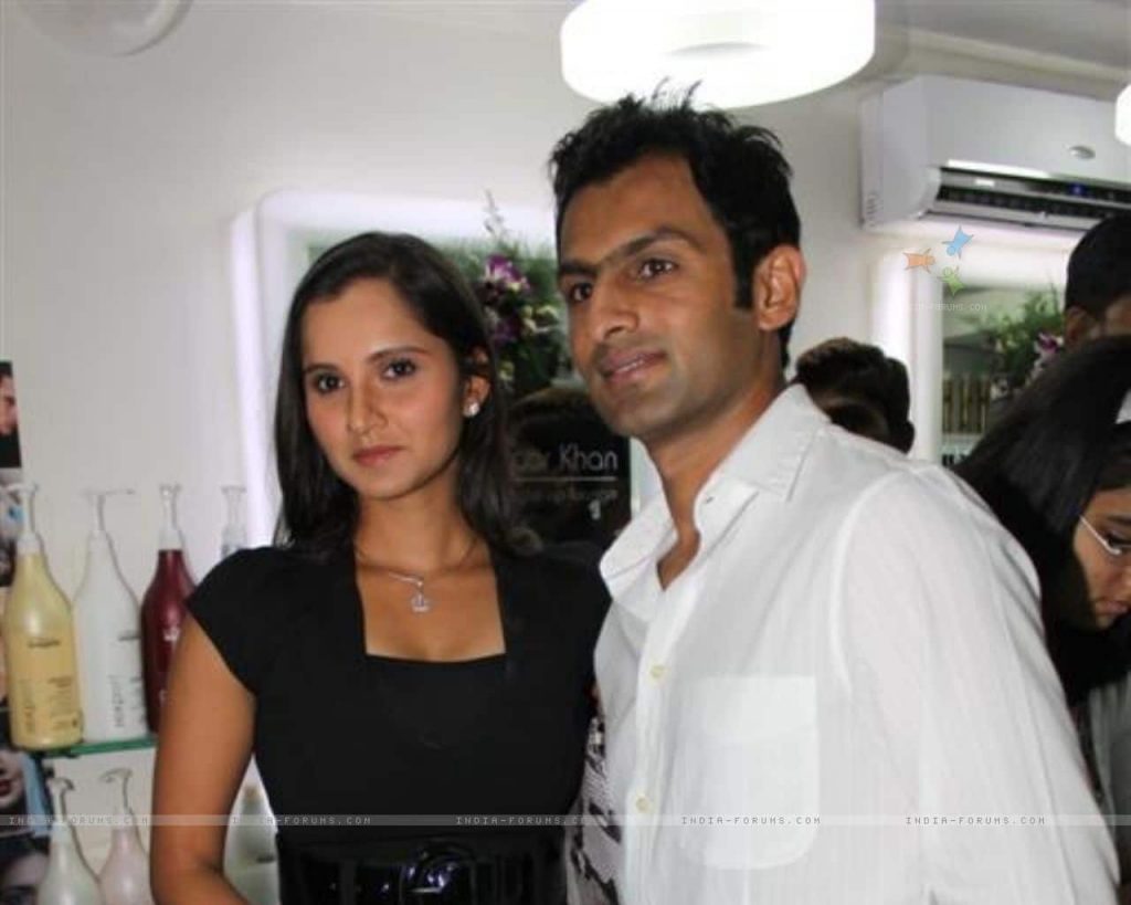 105066 sania mirza and shoaib malik at manzoor khan make up lounge lau