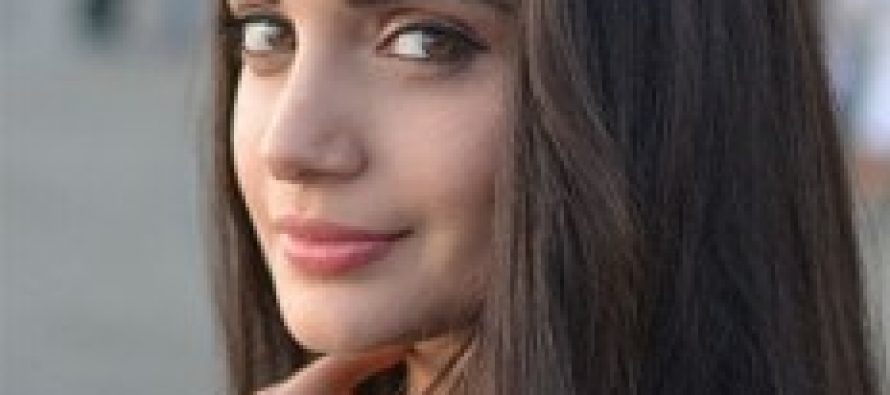 The Beautiful Actress Armeena Rana Khan gets painted!