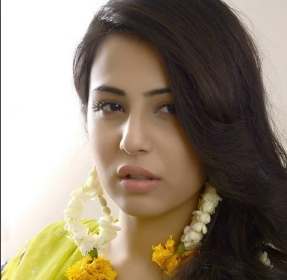 Ushna Shah Abuses Pakistanis For Being Hypocritical | Reviewit.pk