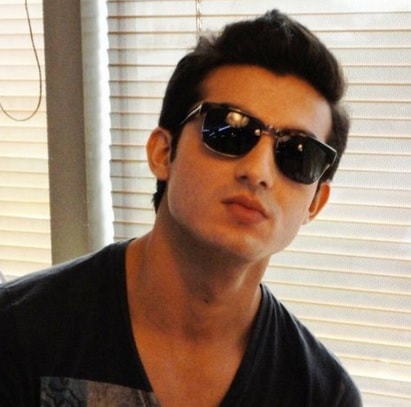 Shehroz Sabzwari To Act In A Bollywood Film | Reviewit.pk