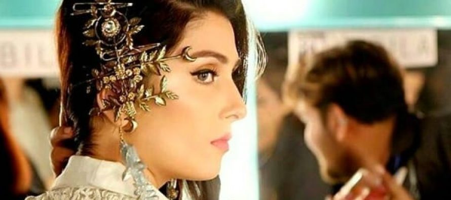 Ayeza Khan Walks On The Ramp After 2 Years – Pictures