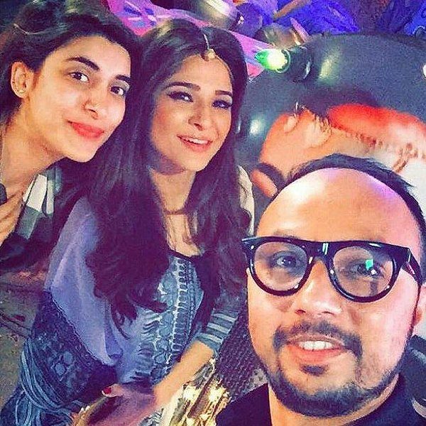 Nomi-Ansari-on-the-sets-of-TWO-TWO-with-wyesha-and-urwah