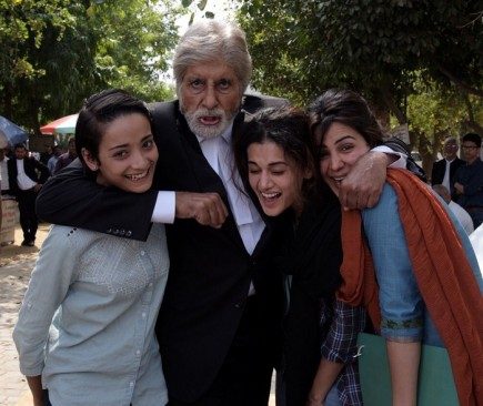 Amitabh-Bachchan-Taapsee-Pannu-on-the-sets-Pink-