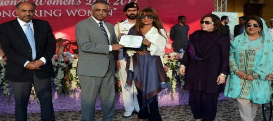 Frieha Altaf gets awarded for her lifetime achievements