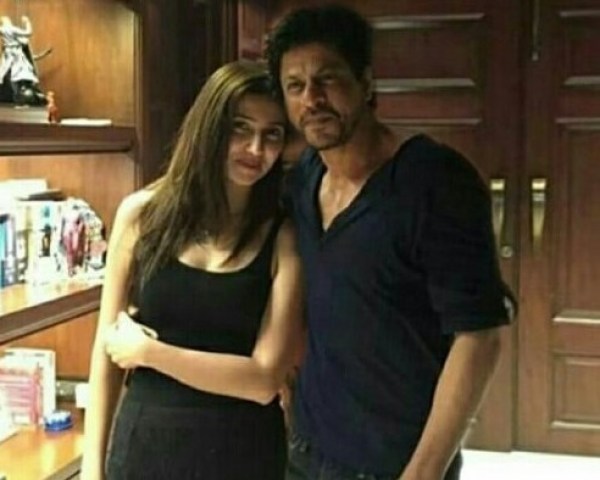 Unseen Pictures Of Mahira Khan & Shahrukh Khan Goes Viral