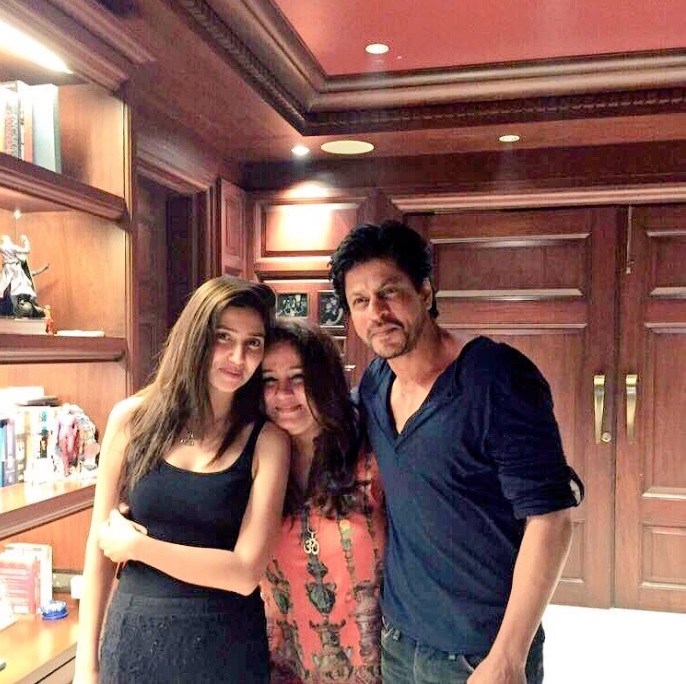 Unseen Pictures Of Mahira Khan & Shahrukh Khan Goes Viral