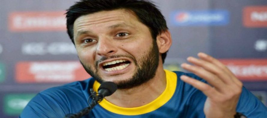 Afridi welcomes Ronaldinho to Pakistan