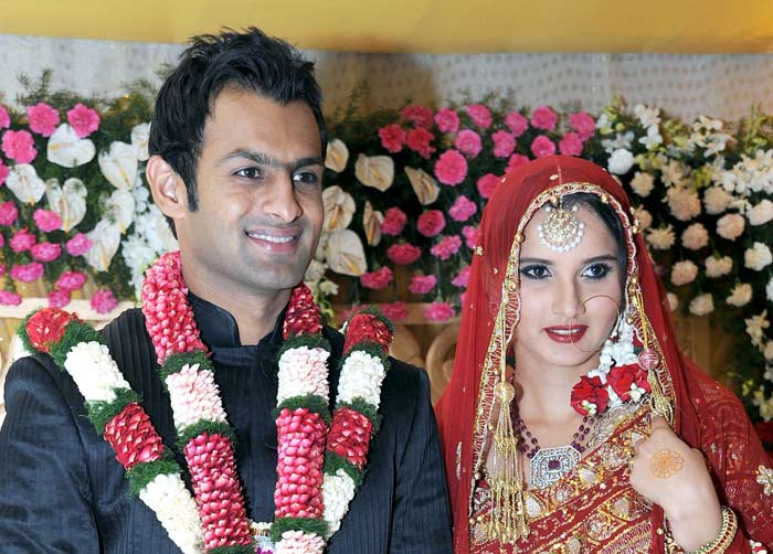 Shoaib Malik Dedicates Award To His Wife, On 7th Wedding Anniversery