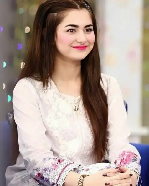 Hania Amir - Biography, Husband, Mother, Sister Age, Dramas, Movies ...