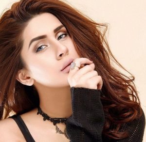 Kubra Khan - Biography, Age, Sisters, Marriage Movies, Dramas | Reviewit.pk