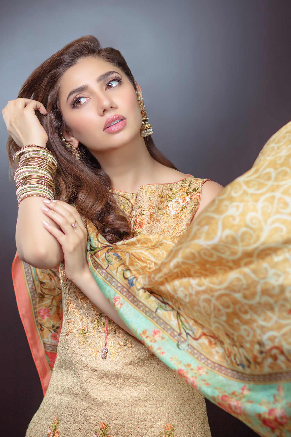 Mahira Khan Dazzles In Alkaram's Eid Collection!