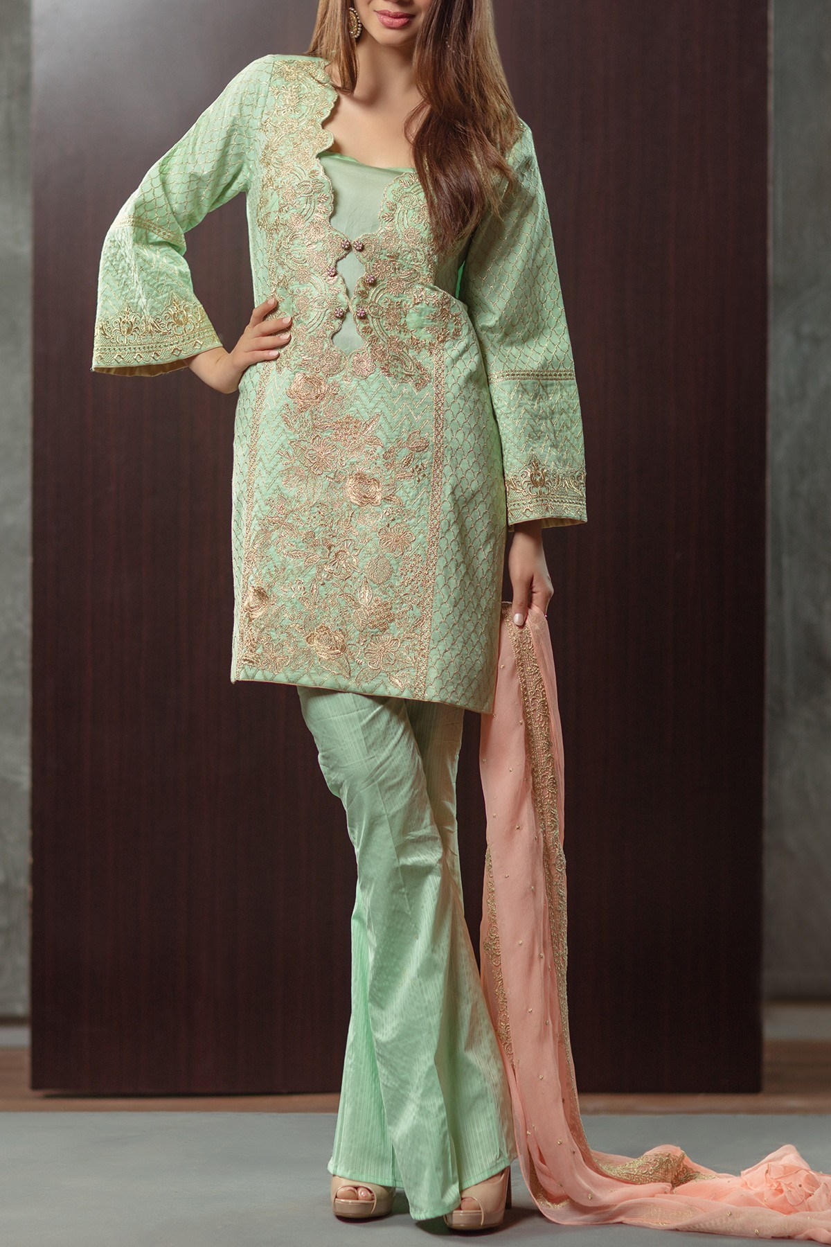 Mahira Khan Dazzles In Alkaram's Eid Collection!