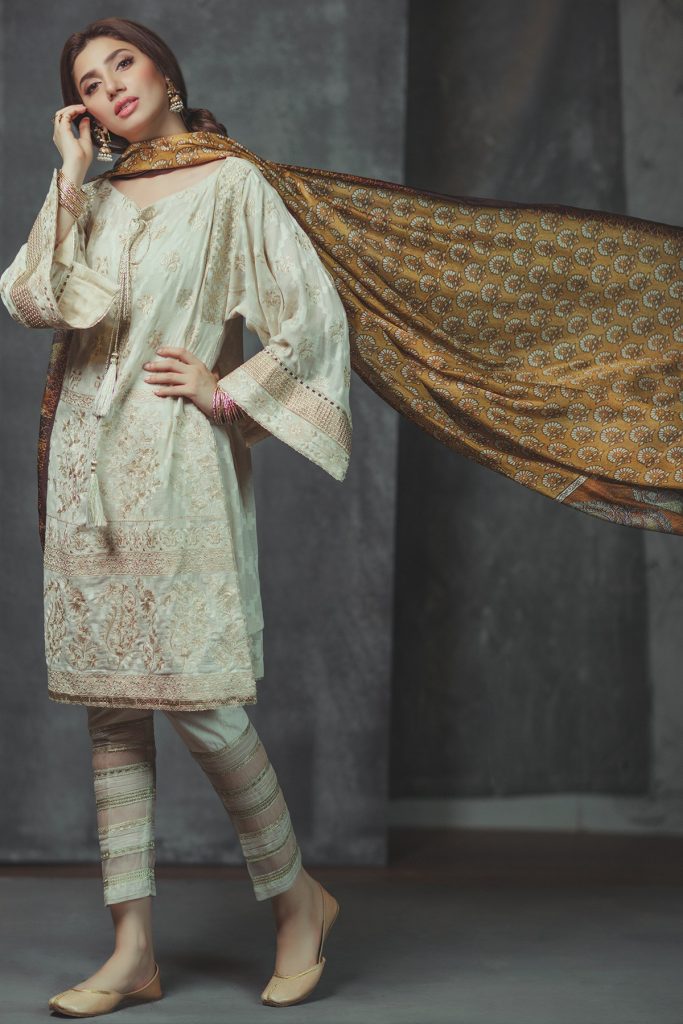 Mahira Khan Dazzles In Alkaram's Eid Collection! | Reviewit.pk