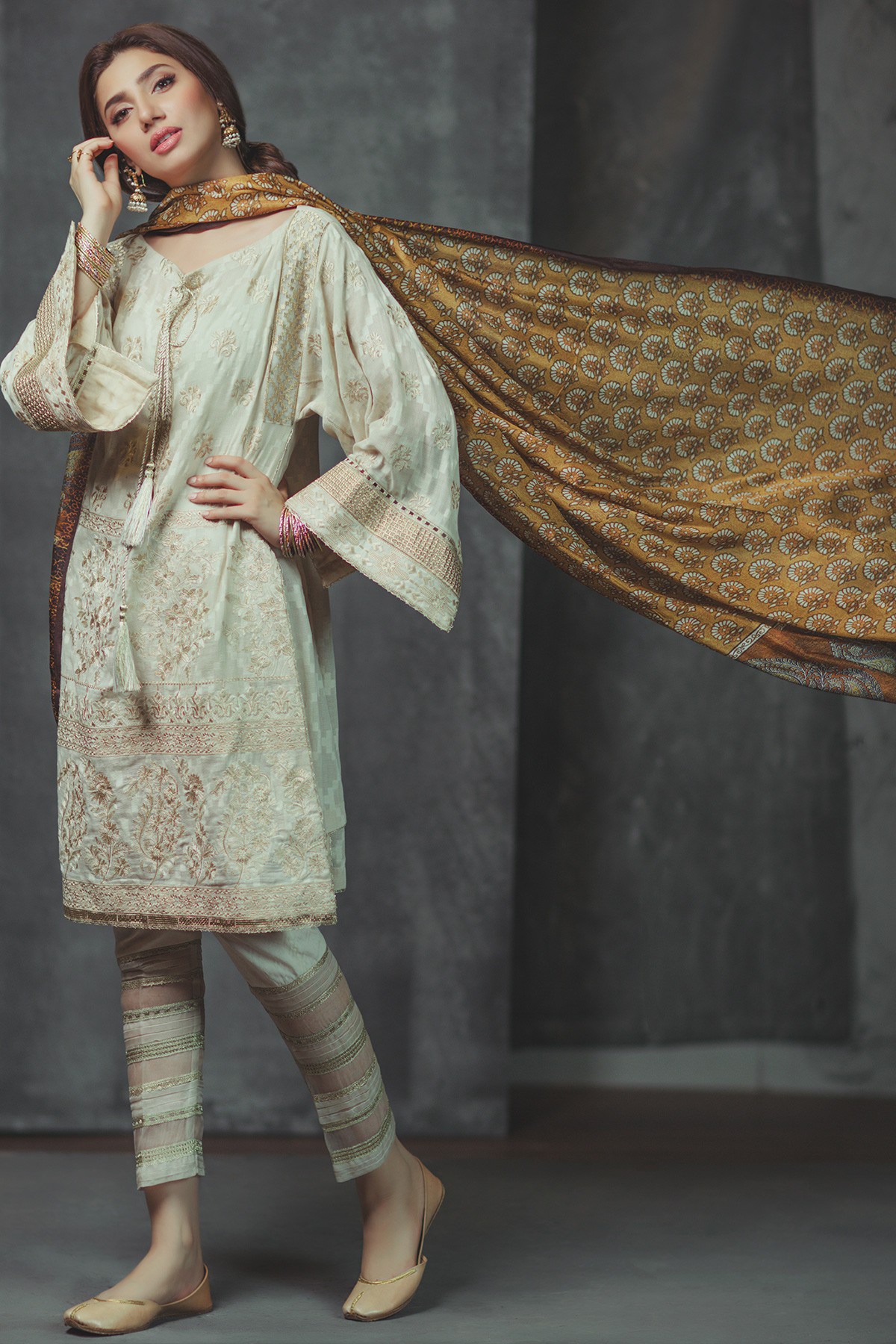 Mahira Khan Dazzles In Alkaram's Eid Collection!