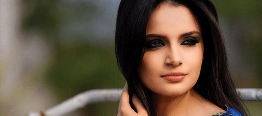 Armeena Rana Khan – Biography, Age, Education, Engagement, Family, Dramas