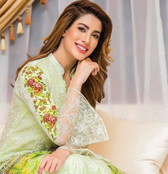 Mehwish Hayat - Biography, Age, Dramas, Songs, Brother | Reviewit.pk