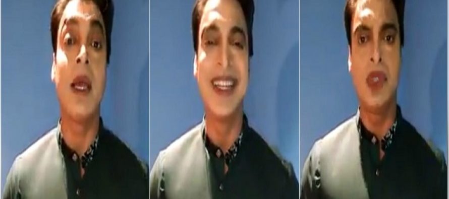 Shoaib Akhter showed his not-so plump lips with over done lipstick!