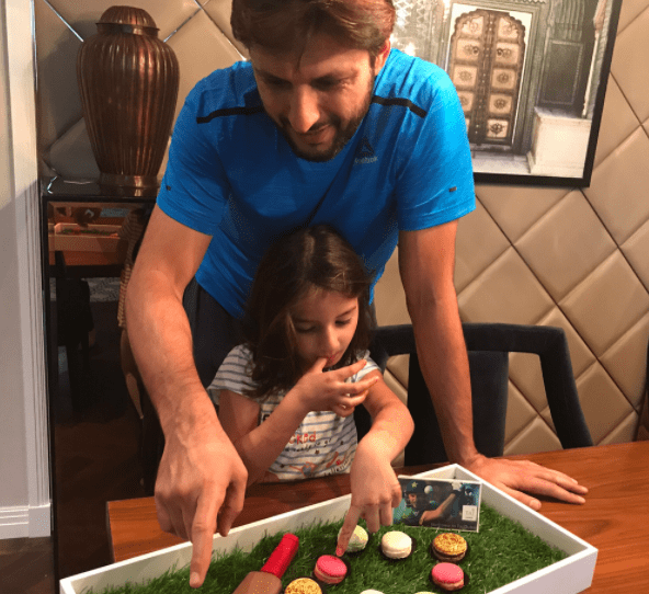 Shahid afridi with daughter