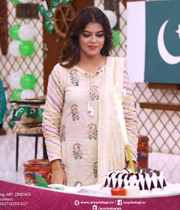 Maria Wasti Celebrates Her Birthday On The Sets Of Salam Zindagi