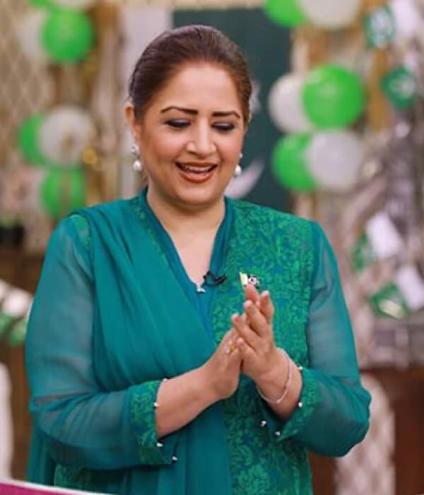 Maria Wasti Celebrates Her Birthday On The Sets Of Salam Zindagi