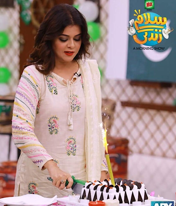 Maria Wasti Celebrates Her Birthday On The Sets Of Salam Zindagi