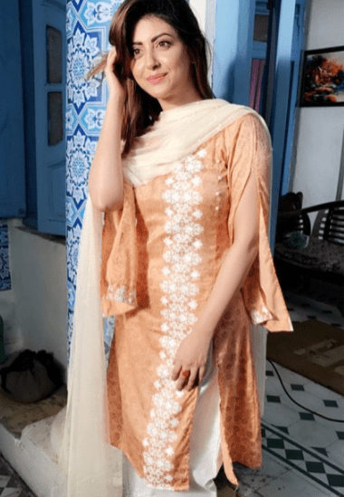 Momal Khalid Shares Pictures Of Her Upcoming Drama For BOL