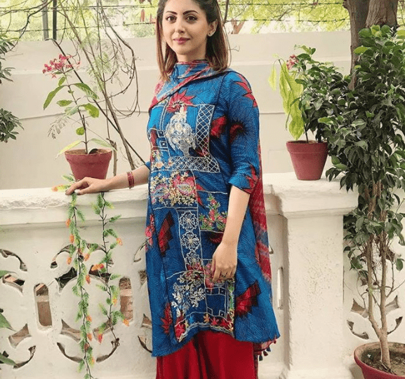 Momal Khalid Shares Pictures Of Her Upcoming Drama For BOL