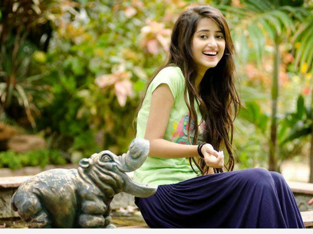 "Hamare yahan baaghi larki kissay aachi lagti hai?" Says Sajal Aly