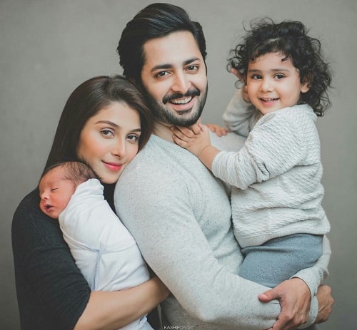 Ayeza Khan's Adorable Family Photoshoot!