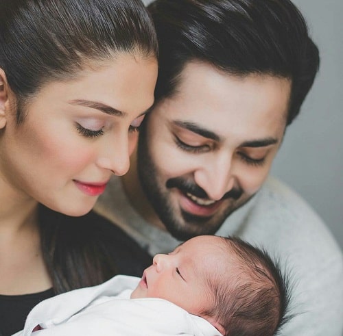 Ayeza Khan's Adorable Family Photoshoot!