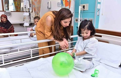 Mahira Khan Visited Children In AKUH!
