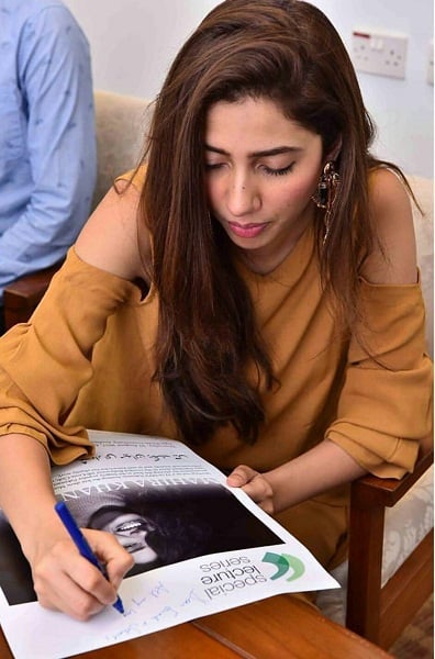 Mahira Khan Visited Children In AKUH!