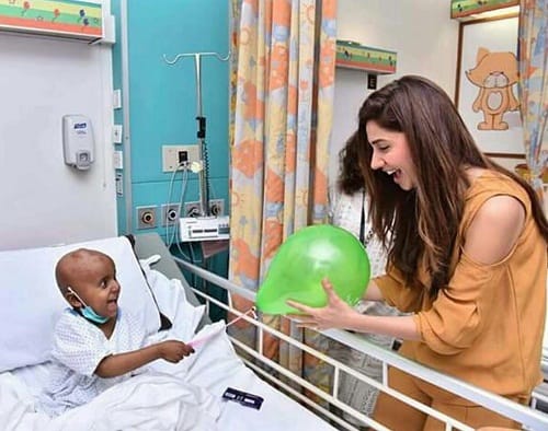 Mahira Khan Visited Children In AKUH!