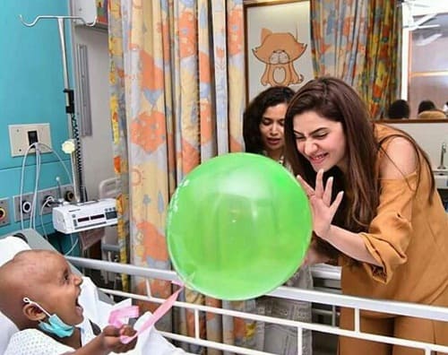 Mahira Khan Visited Children In AKUH!