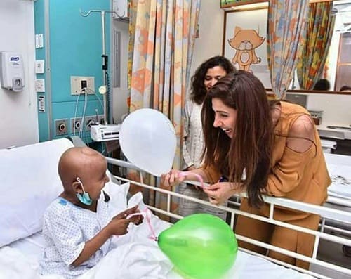 Mahira Khan Visited Children In AKUH!