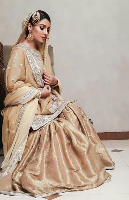 Ayeza Khan Shares Her Look In The New Drama!