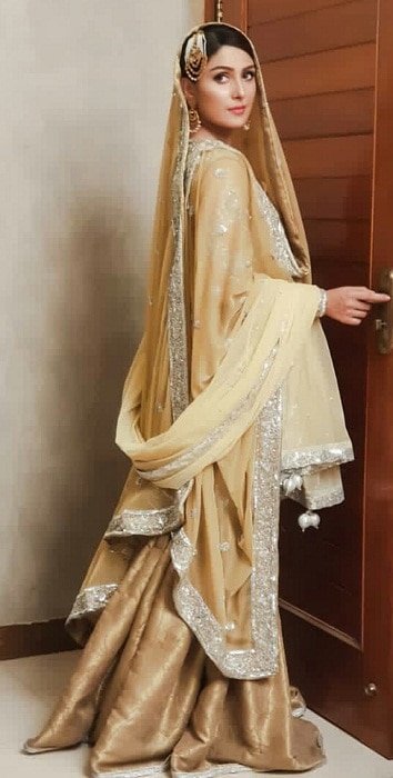 Ayeza Khan Shares Her Look In The New Drama!