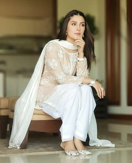 Ayeza Khan Shares Her Look In The New Drama Reviewit.pk