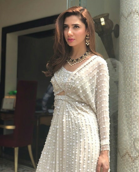 Mahira Khan Goes Traditional For 7DMI Promotions!