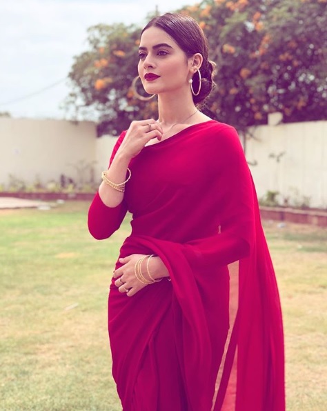 Portrait of beautiful Indian girl in heritage stepwell wearing traditional  Indian red saree, gold jewellery and bangles holding religious plate. Maa  Durga agomoni shoot concept Stock Photo | Adobe Stock