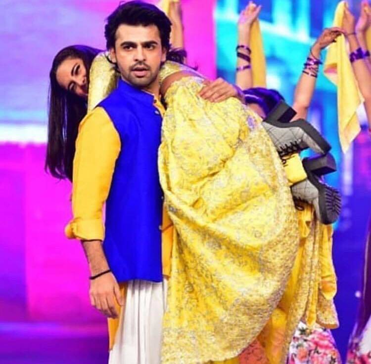 Farhan Saeed and Iqra Aziz Performance Pictures & Videos