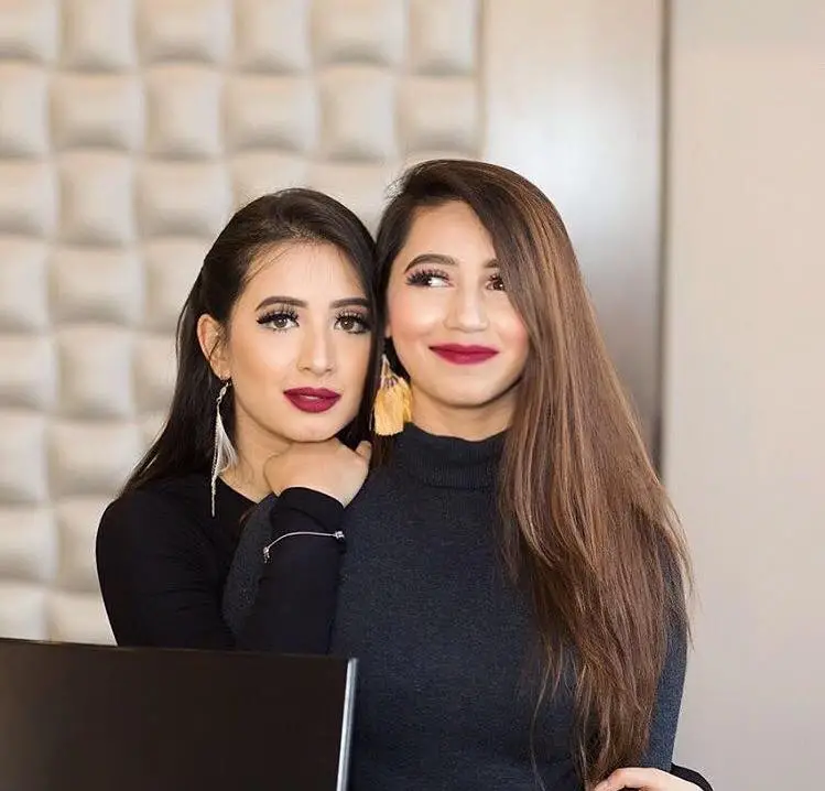 Komal Aziz Khan & Her Sister Make A Gorgeous Duo | Reviewit.pk