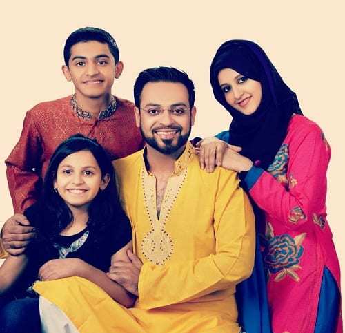 Aamir Liaquat Hussain Shares Pictures With Both Wives!