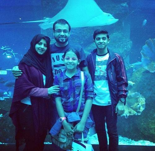 Aamir Liaquat Hussain Shares Pictures With Both Wives!