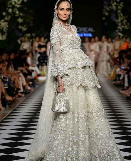 Mehreen Syed Shined On The Ramp During PLBW18! | Reviewit.pk