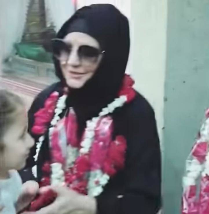 Nooreh Welcomes Grandparents Home After Hajj In The Most Adorable Way